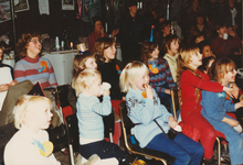 863218 Afbeelding van enthousiaste Wijk C-kinderen tijdens een Sinterklaasviering op de Vrije Vloer in parkeergarage ...